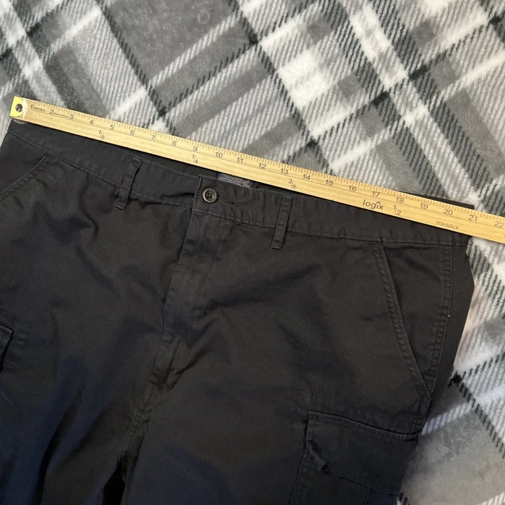Levis Mens Carrier Cargo Shorts Size 42 Black Cotton Casual & Stylish Shorts EUC